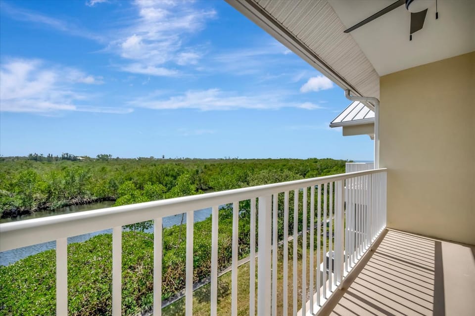 Mangrove View 2BR - Pool Hot Tub & Gym Access House in Ruskin