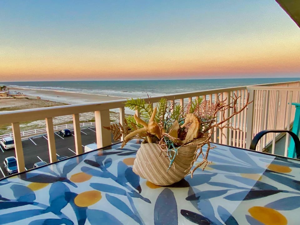 Stunning Brand New Studio - Balcony with Sunset and Ocean View Apartment hotel in Daytona Beach Shores