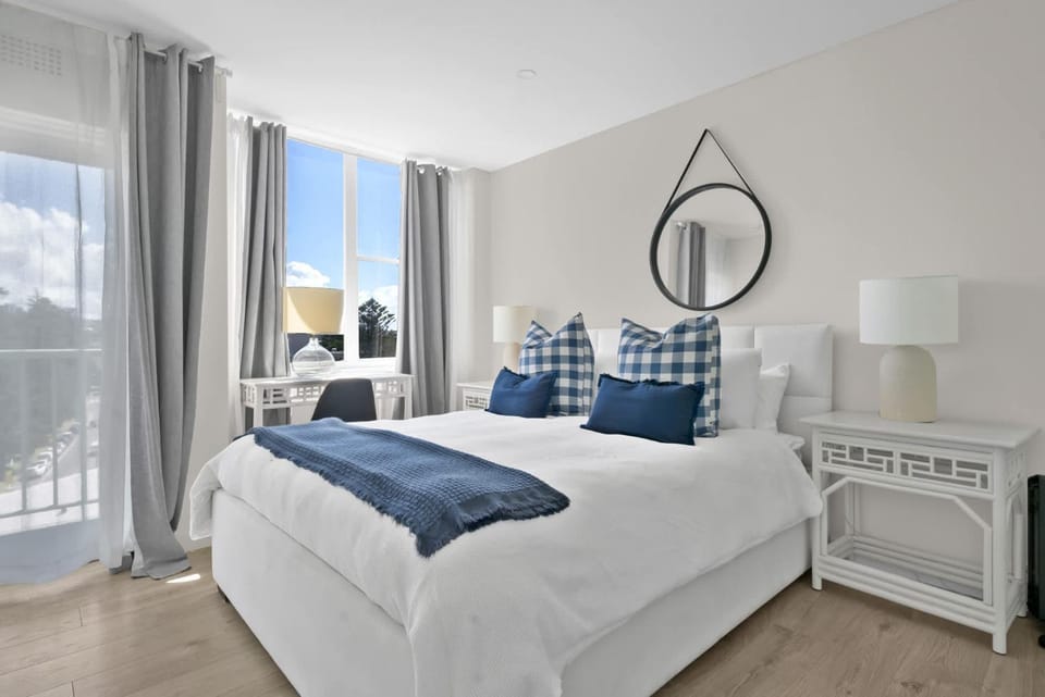 Bed, View (from property/room), Photo of the whole room, Decorative detail, Bedroom, City view, Sea view, Sea view