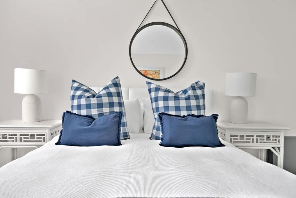 Bed, View (from property/room), Decorative detail, Bedroom, City view, Sea view, Quiet street view