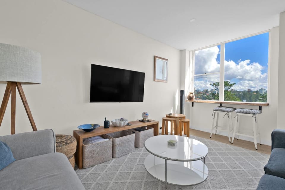 TV and multimedia, View (from property/room), View (from property/room), Living room, Seating area, Dining area, City view, Sea view