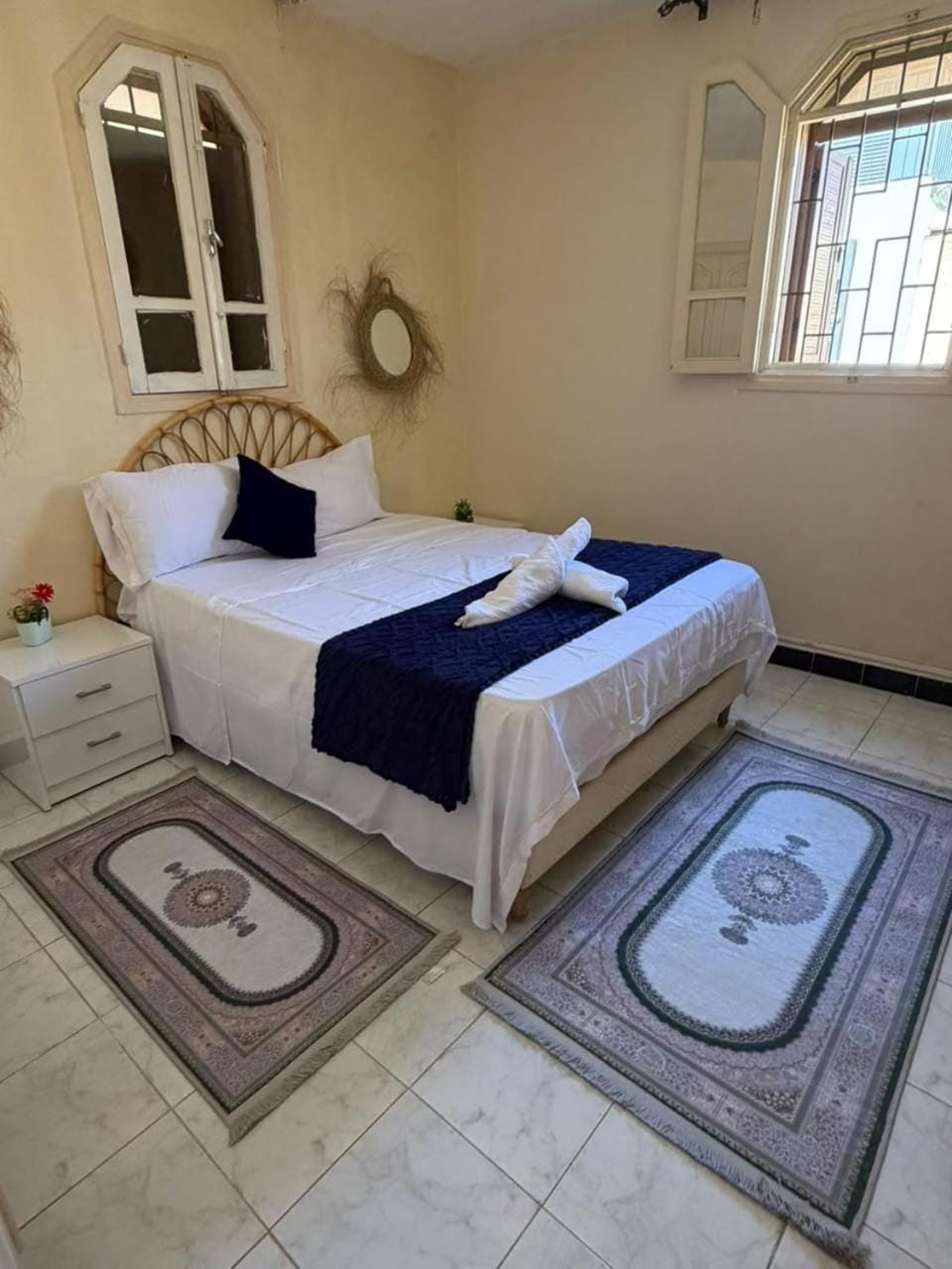 Bed, Bedroom, towels
