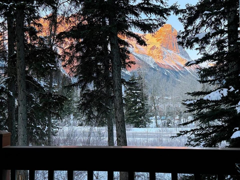 One Bedroom Mountain View Condo - Lodges at Canmore Apartment in Canmore