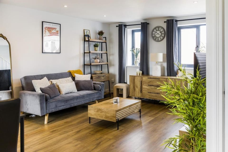 Stylish One Bedroom Coach House with Parking Apartment in Oxford