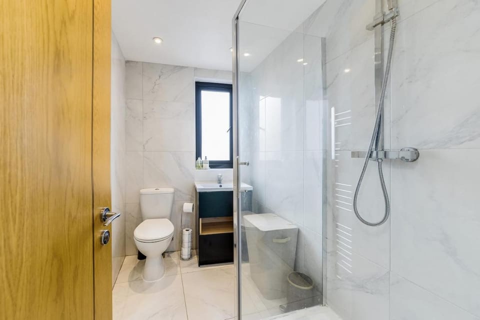 Stylish One Bedroom Coach House with Parking Apartment in Oxford