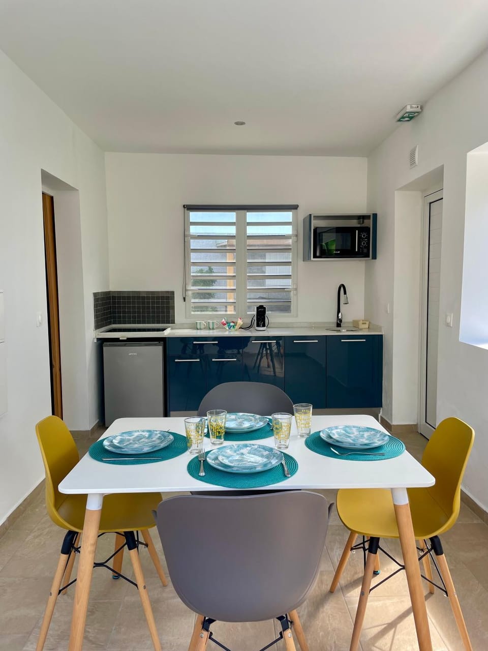 Kitchen or kitchenette, Dining area, stove
