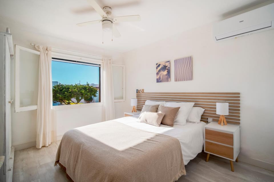 Bed, Bedroom, air conditioner