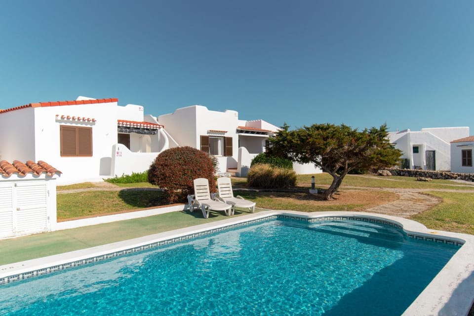 Off site, Day, Garden, Swimming pool, sunbed