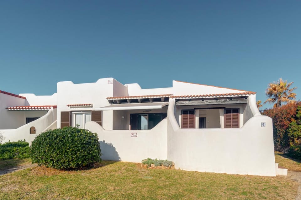 Property building, Facade/entrance, Off site, Day