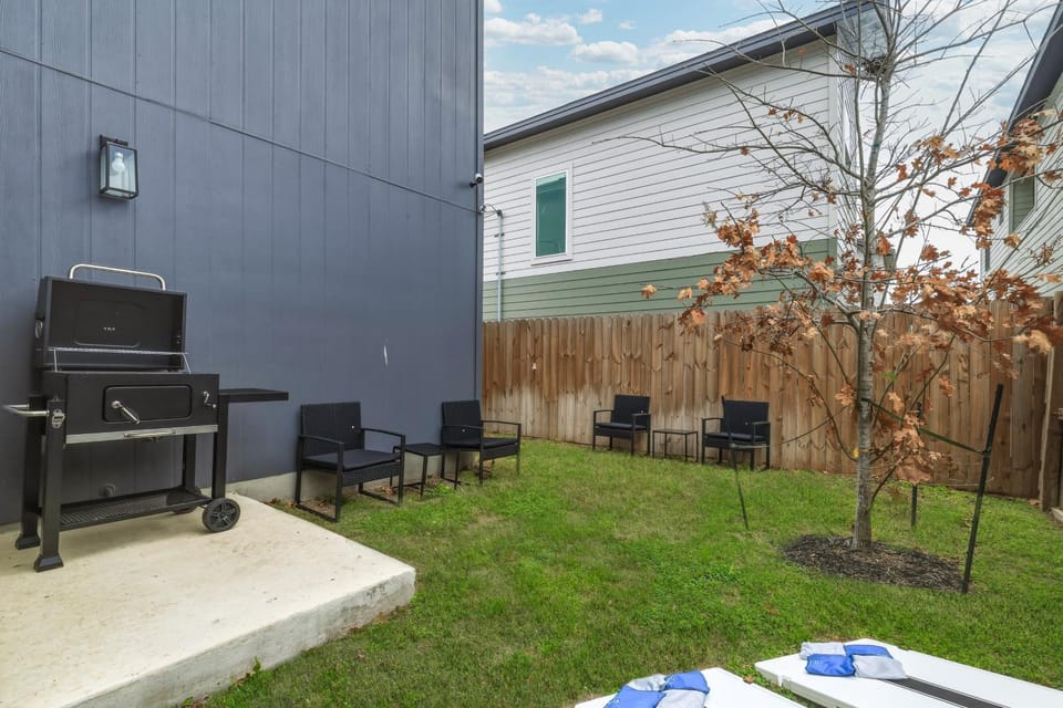 SA Modern Home Nr River Walk DT BBQ Yard Games House in San Antonio