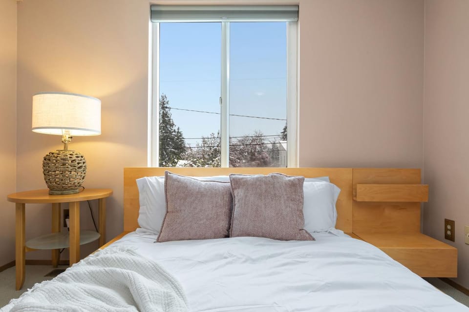 Perch - Stylish 3BR Retreat | Open Living + Free Parking House in Bryn Mawr-Skyway