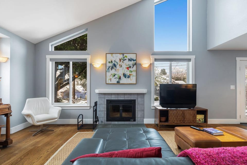 Perch - Stylish 3BR Retreat | Open Living + Free Parking House in Bryn Mawr-Skyway