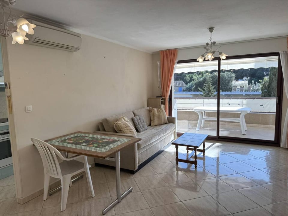 T2 avec clim à quelques minutes de la mer - FR-1-100-367 Apartment in Cavalaire-sur-Mer