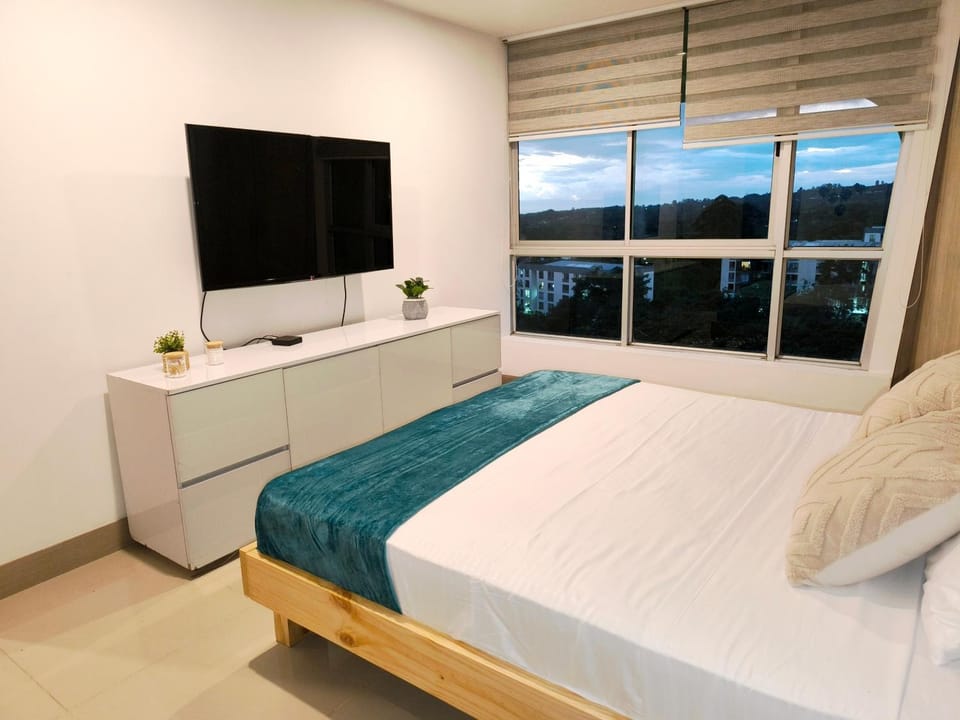 Bed, TV and multimedia, Photo of the whole room, Bedroom