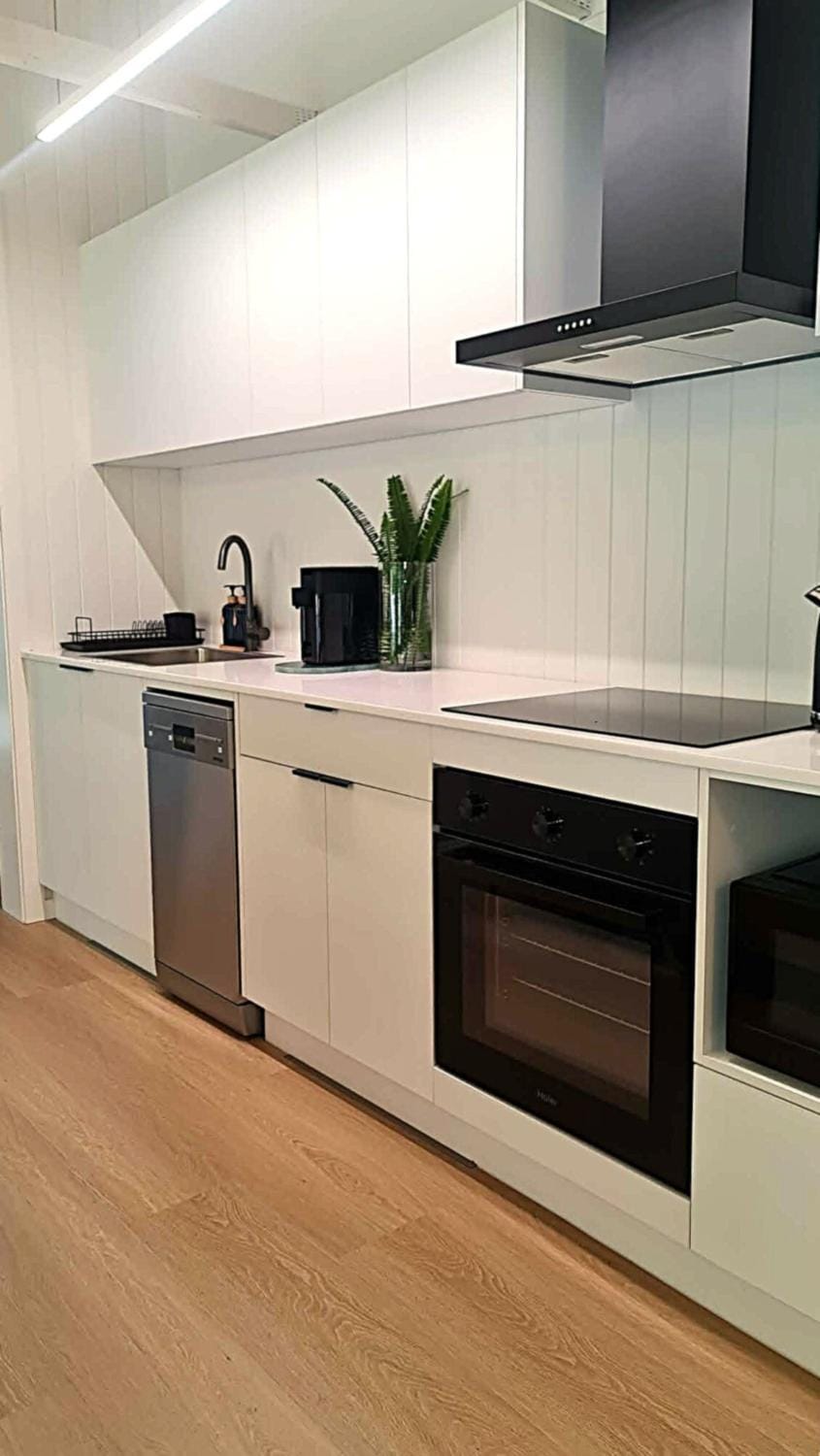 Coffee/tea facilities, Dining area, Inner courtyard view, dishwasher, flat iron, microwave, oven, stove, toaster, kitchen, air conditioner