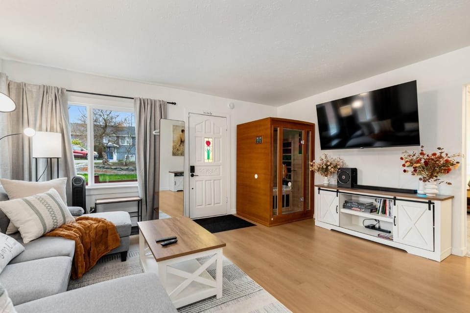 Perch - AC Home w/ Sauna & Outdoor Seating! House in Seattle