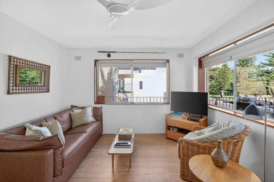 TV and multimedia, Living room, Seating area, Evening entertainment