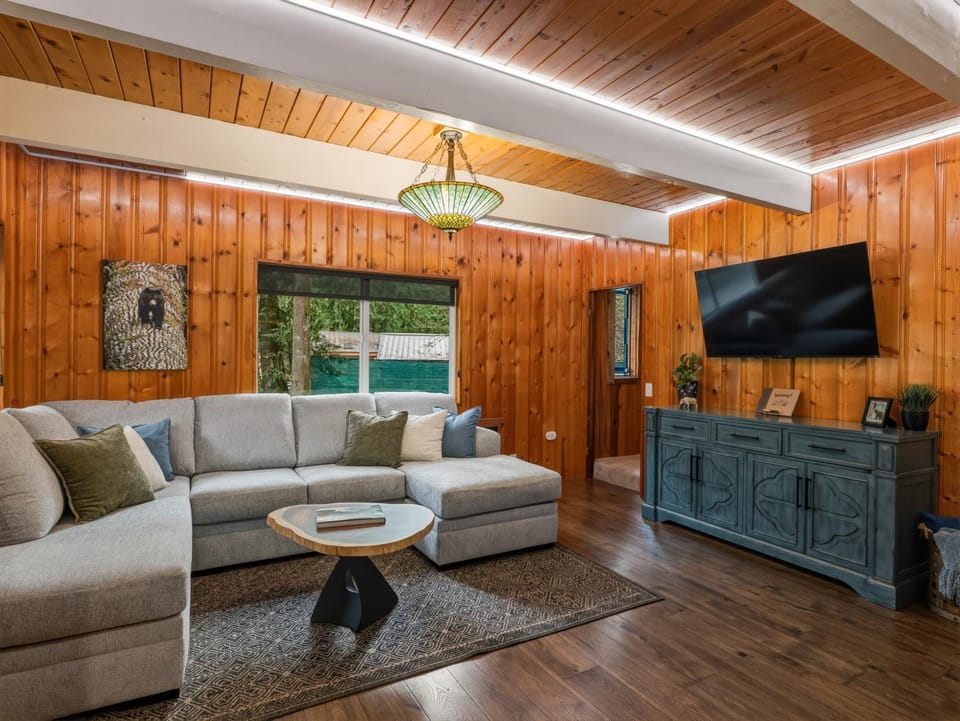 TV and multimedia, Living room, Seating area, Evening entertainment