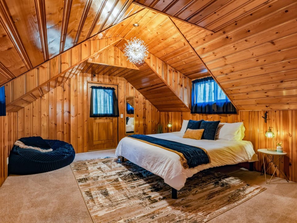 Bed, Photo of the whole room, Seating area, Bedroom