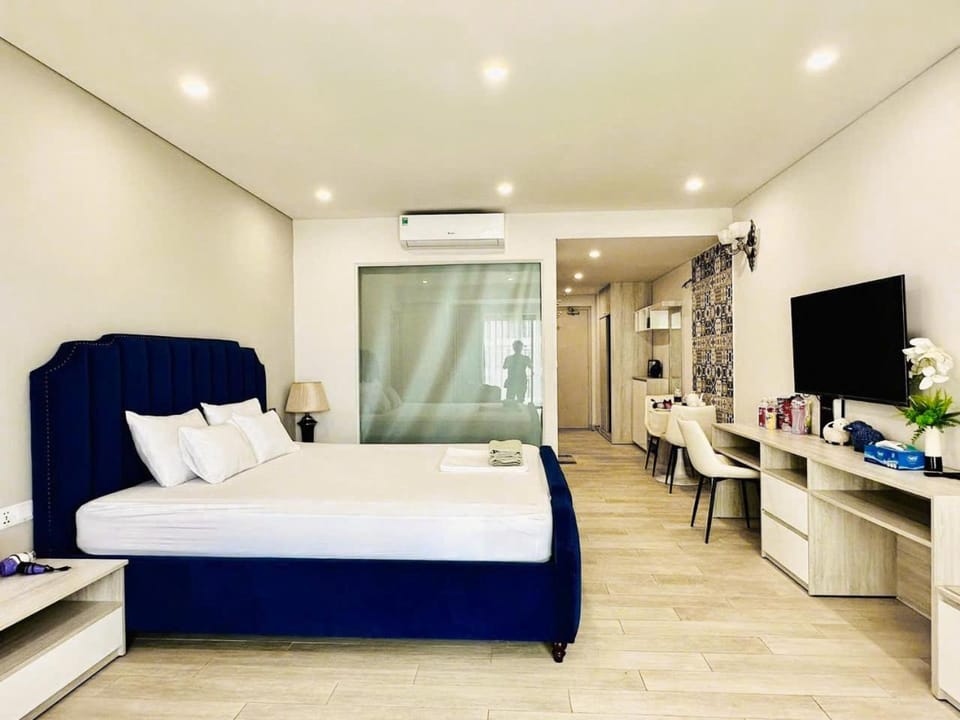 Bed, TV and multimedia, Living room, Photo of the whole room, Seating area, Bedroom, towels