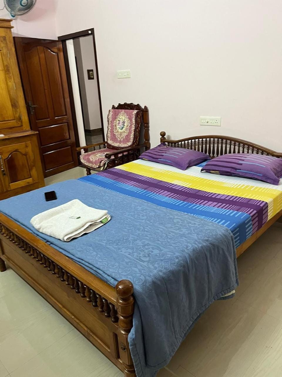 Photo of the whole room, Bedroom, towels