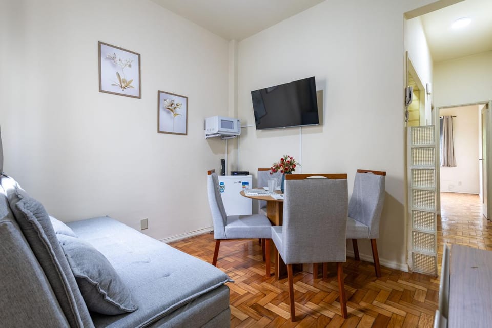 TV and multimedia, Kitchen or kitchenette, Living room, Seating area, Dining area
