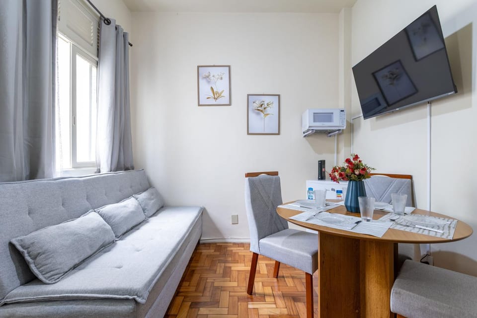 TV and multimedia, Kitchen or kitchenette, Living room, Seating area, Dining area