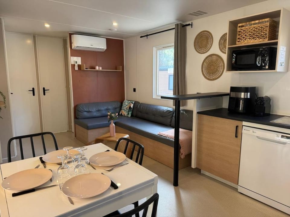 Kitchen or kitchenette, Living room, Dining area