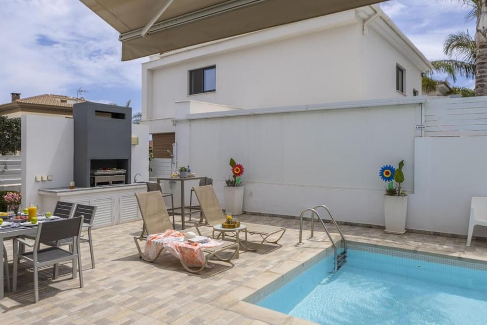 SunnyVillas 3BR Luxury Villa Private Pool NR5 Villa in Paralimni