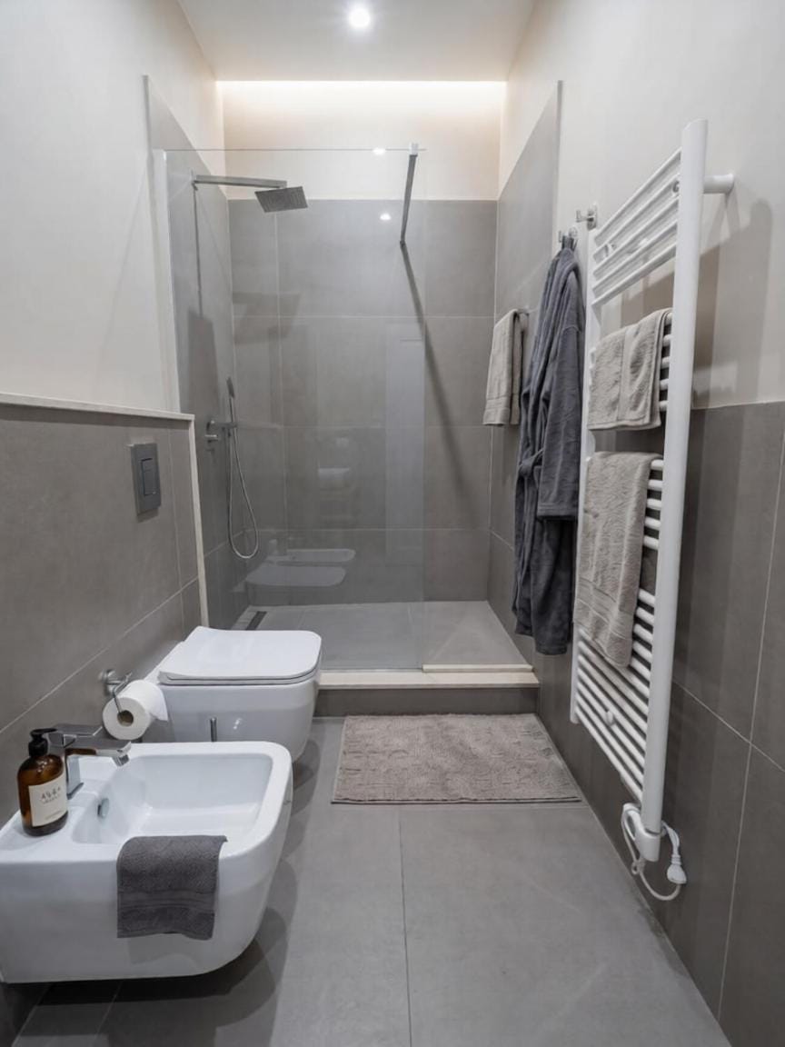 Shower, Toilet, Bathroom, towels