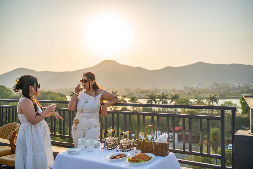 Restaurant/places to eat, Balcony/Terrace, group of guests