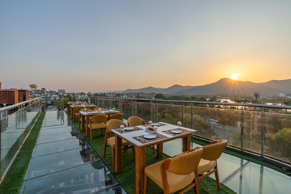 Restaurant/places to eat, Balcony/Terrace, Mountain view