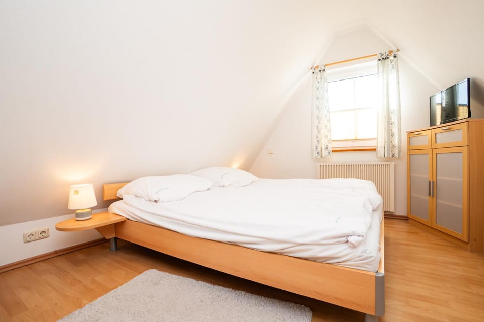 Bed, TV and multimedia, Bedroom