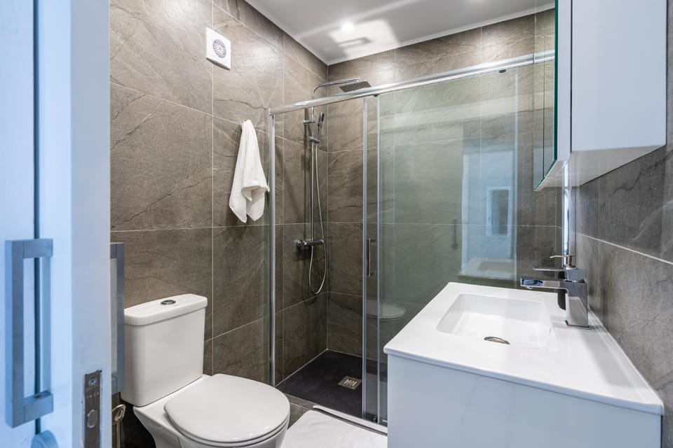 Shower, Toilet, Bathroom, towels
