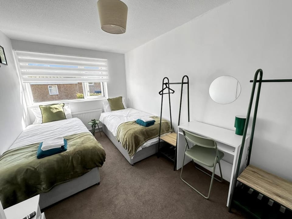 Contractor House - Sleeps 9 - Free Parking - 7 Beds House in Leeds