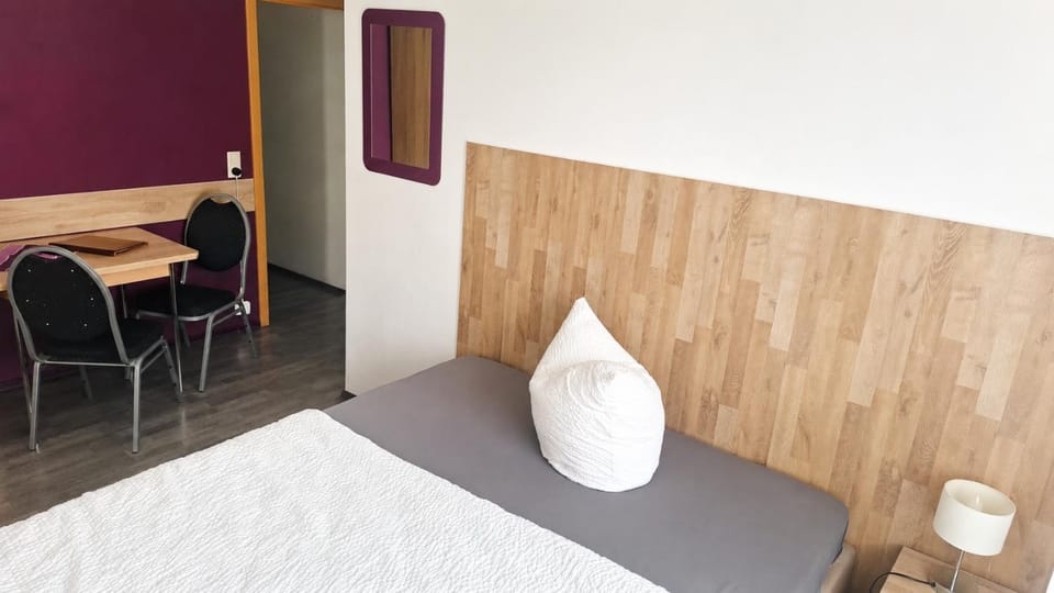 Bed, Photo of the whole room, Seating area