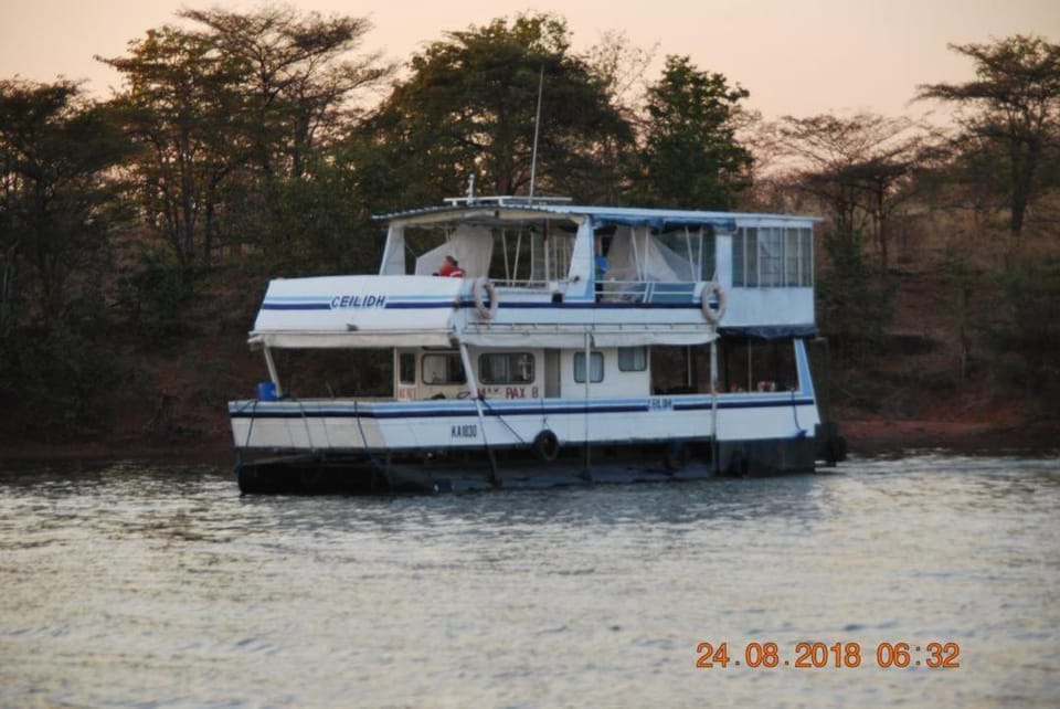 'Lekker' off grid Houseboat escape - adventure & serenity on Lake Kariba Docked boat in Zimbabwe