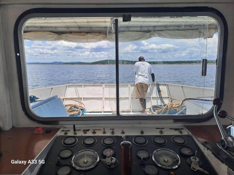 'Lekker' off grid Houseboat escape - adventure & serenity on Lake Kariba Docked boat in Zimbabwe