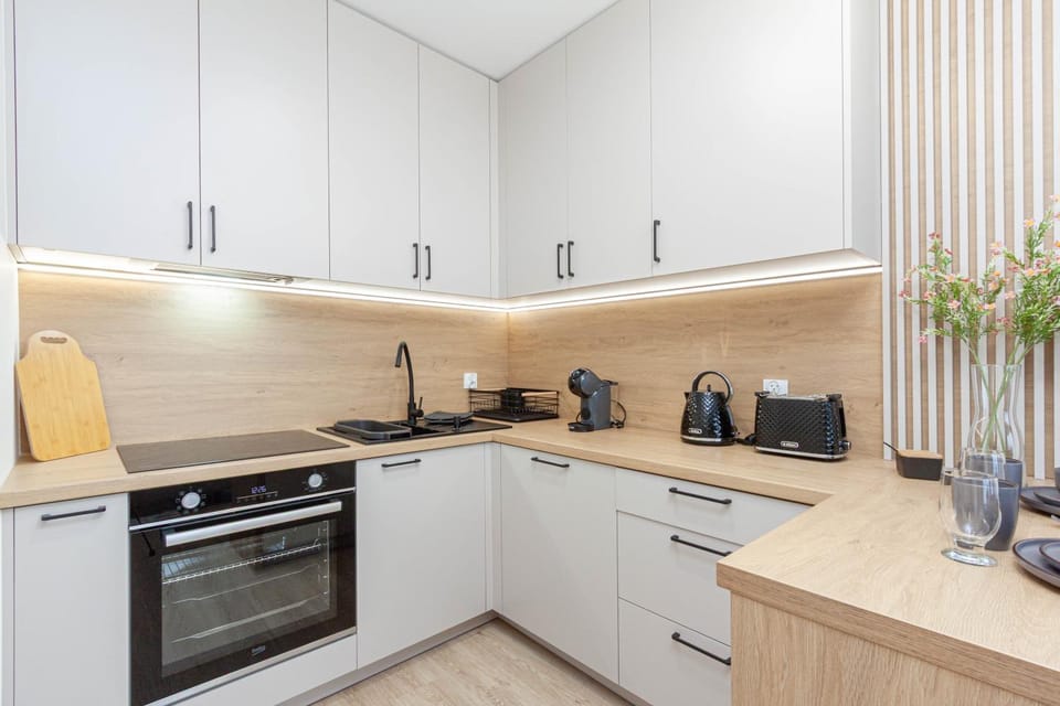 Coffee/tea facilities, Kitchen or kitchenette, dishwasher, stove, toaster