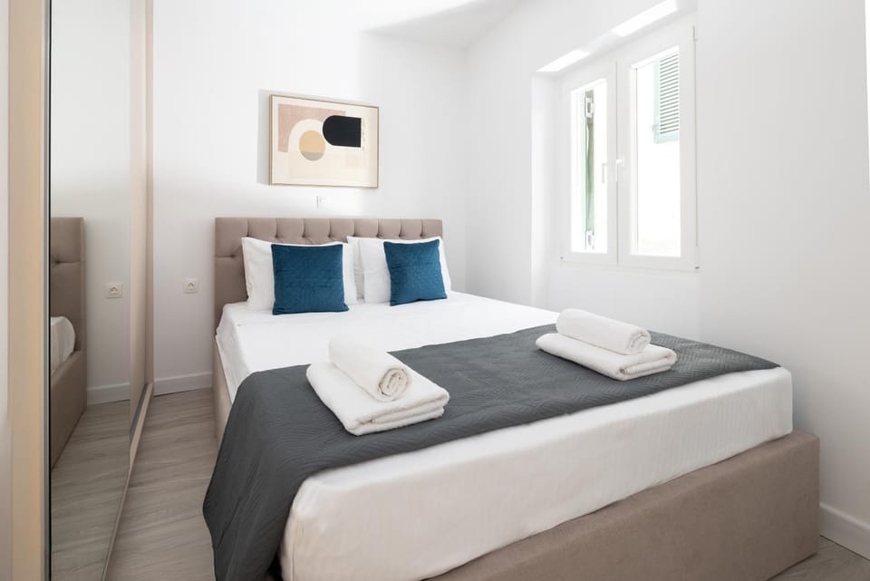 Bed, Bedroom, towels, wardrobe