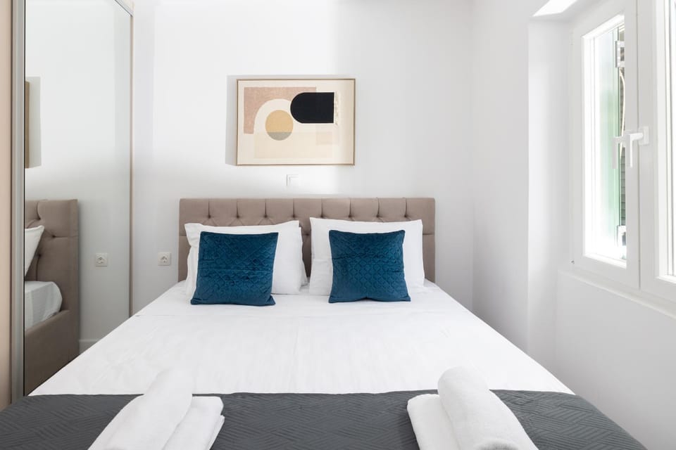 Bed, Bedroom, towels, wardrobe