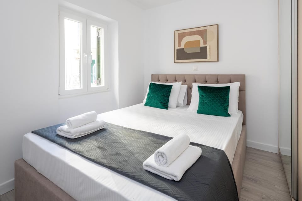Bed, Bedroom, towels, wardrobe