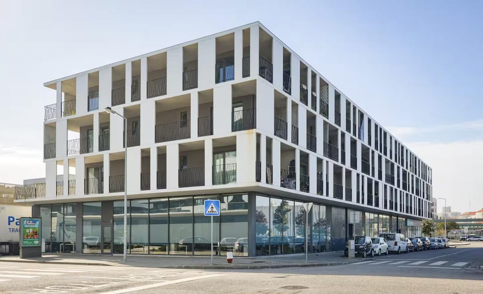 Property building, Facade/entrance, Day, Neighbourhood, City view, Street view, Location, Parking