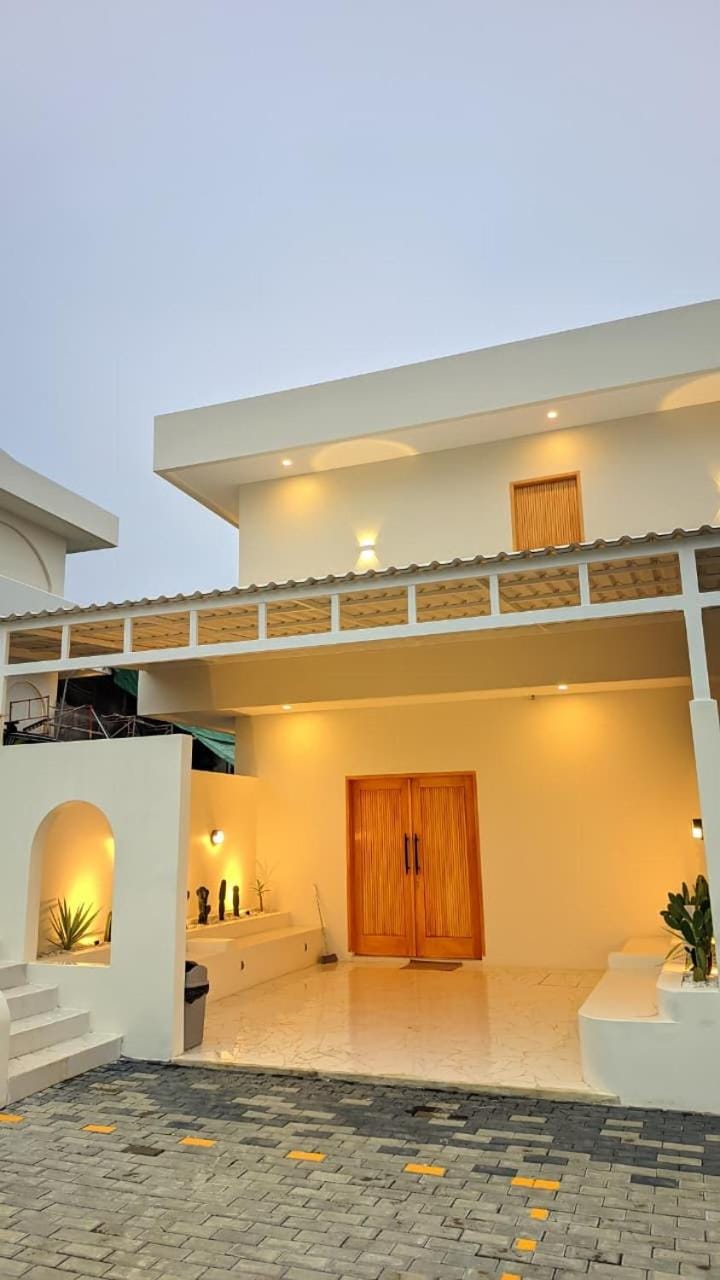 Facade/entrance, Balcony/Terrace