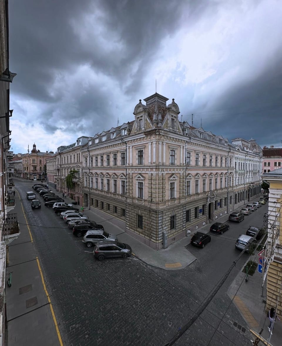 Апарат готель під ЗОЛОТИМ КОРАБЛЕМ двохрівнева студія Apartment in Ukraine