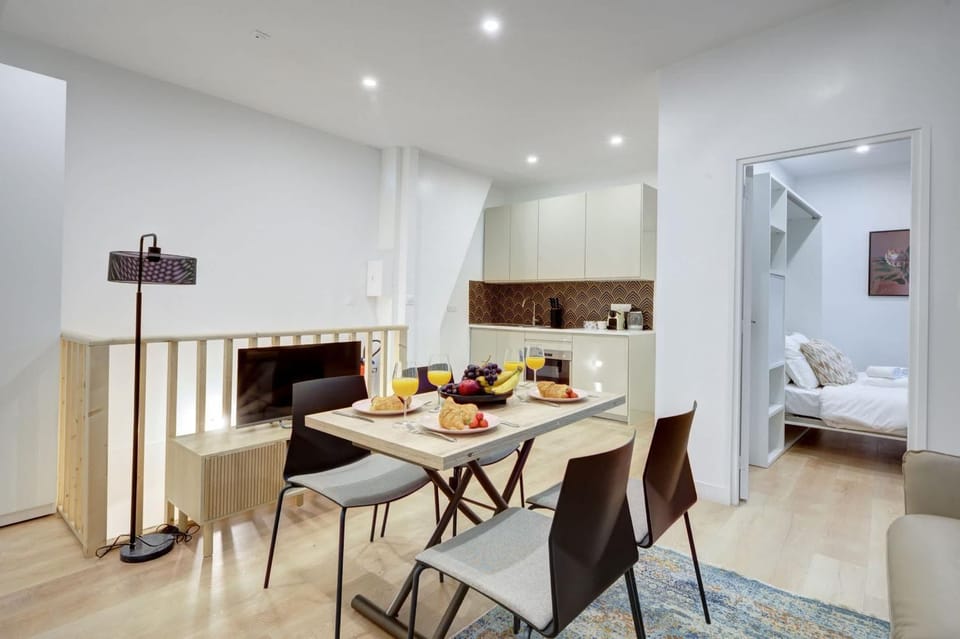 Seating area, Dining area