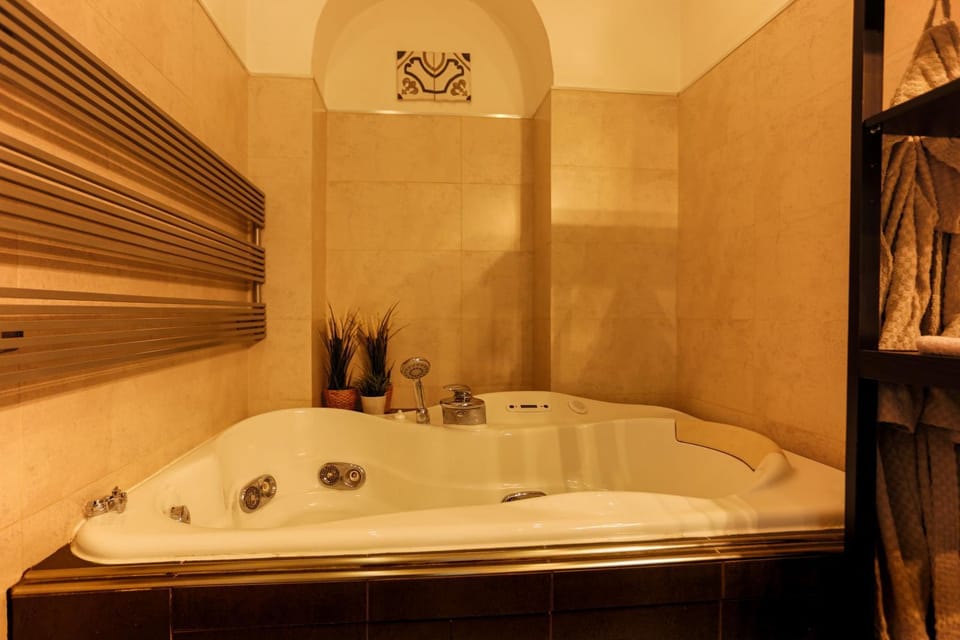 Hot Tub, Bathroom