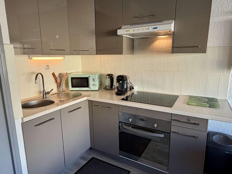 Studio avec parking privatif à deux pas de la plage du Grazel - GN590-009 Apartment in Gruissan