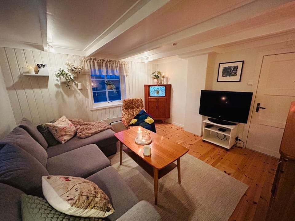 Communal lounge/ TV room, Living room, Seating area