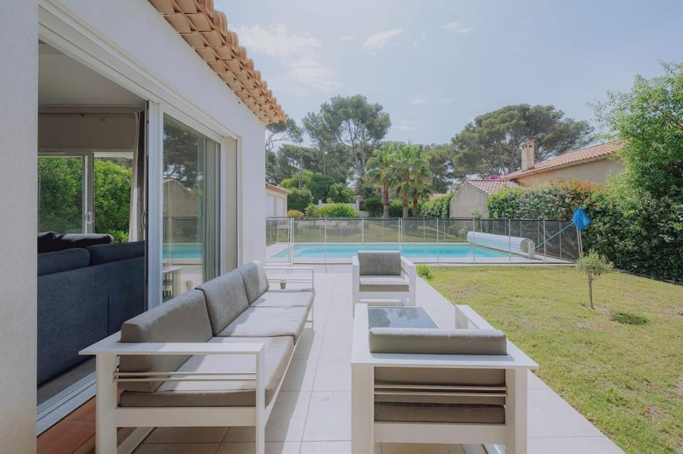 Property building, Balcony/Terrace, Balcony/Terrace, Swimming pool
